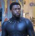 Chadwick Boseman filmando Pantera Negra: a fama mundial não garantiu imediata equiparação salarial com astros brancos   Foto: Marvel Studios / Divulgação