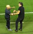 Cuca (d), em encontro recente com Jorge Sampaoli: técnico do Santos é o único que tem título de campeão da Série A que ainda permanece efetivado na elite do futebol nacional  Foto: Maurício De Souza/Diário do Litoral / Estadão Conteúdo