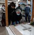 Familiares acompanham sepultamento de homem vitimado pelo coronavirus, em Santiago, Chile. 19/9/ 2020. REUTERS/Ivan Alvarado  Foto: Reuters