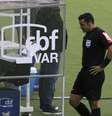 Árbitro analisa o VAR durante a partida entre Internacional e Bahia, em Porto Alegre  Foto: Miguel Noronha / Futura Press