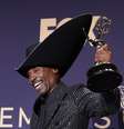 Billy Porter posa com seu prêmio Emmy de melhor ator em série dramática por "Pose"
22/09/2019
REUTERS/Monica Almeida  Foto: Reuters