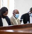 Paul Rusesabagina ao lados de seus advogados em tribunal de Kigali, em Ruanda
14/09/2020
REUTERS/Jean Bizimana  Foto: Reuters