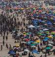 Milhares de pessoas lotaram as praias do Rio de Janeiro  Foto: EPA / Ansa - Brasil