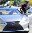 Chadwick Boseman com um de seus Lexus: única paixão cara revelada pelo ator era por carros luxuosos   Foto: Youtube / Reprodução