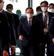Novo primeiro-ministro do Japão, Yoshihide Suga (ao centro), em sua residência oficial em Tóquio
16/09/2020 REUTERS/Issei Kato  Foto: Reuters
