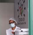 Funcionária no local onde são realizados os testes com potencial vacina contra Covid-19 da AstraZeneca com Universidade de Oxford na Universidade Federal de São Paulo 
24/06/2020 REUTERS/Amanda Perobelli  Foto: Reuters