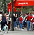 Jovens se aglomeram em frente a café em Paris
03/09/2020
REUTERS/Charles Platiau  Foto: Reuters