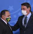 Pazuello e Jair Bolsonaro durante a posse do ministro da Saúde  Foto: Edu Andrade/Fatopress / Estadão Conteúdo