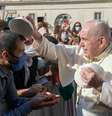 Papa Francisco abençoa fiel na audiência geral, no Vaticano  Foto: EPA / Ansa - Brasil