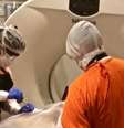 A equipe da FMUSP usa a autópsia minimamente invasiva guiada por ultrassom, um método que permite coletar tecidos com uma agulha, sem a abertura do corpo e com mínimos riscos de contaminação  Foto: FMUSP / BBC News Brasil