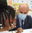 O ministro de educação da França, Jean-Michel Blanquer, visitou escolas na época da reabertura  Foto: EPA / BBC News Brasil