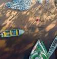 Para entregar kits de limpeza para comunidades no Rio Arapiuns, é preciso fazer a entrega de barco  Foto: Leonardo Milano/Projeto Saúde e Alegria / BBC News Brasil