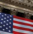 Bandeira dos EUA vista do lado de fora da Bolsa de Valores de Nova York (NYSE), 21 de setembro de 2020. REUTERS/Andrew Kelly  Foto: Reuters