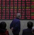 Investidores observam cotações de ativos em painel eletrônico do mercado financeiro. 7/3/2016. REUTERS/Aly Song  Foto: Reuters