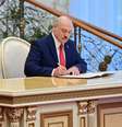 Presidente de Belarus, Alexander Lukashenko, assina documento durante cerimônia de posse
23/09/2020
Andrei Stasevich/BelTA/Handout via REUTERS  Foto: Reuters