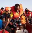 Refugiados resgatados pelo navio Alan Kurdi, em foto de arquivo  Foto: EPA / Ansa - Brasil