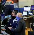 Trabalhadores usam máscaras no primeiro dia de negociação presencial desde o fechamento da trading floor por causa do coronavírus, em Nova York, EUA, 26 de maio de 2020. REUTERS/Brendan McDermid  Foto: Reuters