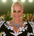 Andrea Beltrão na sequência da estreia do programa de Hebe no SBT, em 1986: uma homenagem respeitosa à grande dama da televisão   Foto: Divulgação