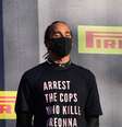 Lewis Hamilton usou camisa pedindo a prisão dos policiais que mataram a jovem negra Breonna Taylor   Foto: AFP / Grande Prêmio