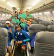 Jogadores do Flamengo posram sem máscara para foto dentro de avião  Foto: Divulgação/Flamengo / Estadão Conteúdo