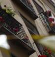 Mulher canta em sua varanda durante lockdown em Madri
15/05/2020
REUTERS/Susana Vera  Foto: Reuters