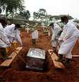 Coveiros trajando roupas de proteção fazem sepultamento em área destinada a vítimas do novo coronavírus em cemitério em Jacarta, Indonésia
24/09/2020
REUTERS/Willy Kurniawan  Foto: Reuters