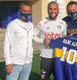 Daniel Alves recebeu a camisa da equipe de Buenos Aires das mãos de executivos do clube (Foto: Reprodução)  Foto: Gazeta Esportiva