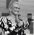 Hebe na estreia no SBT, em 4 de abril de 1986: vestido icônico e sorriso inconfundível da mais carismática apresentadora de TV de todos os tempos   Foto: Reprodução