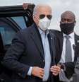 Biden se prepara para embacar em avião para viagem a Michigan
02/10/2020
REUTERS/Brendan McDermid  Foto: Reuters