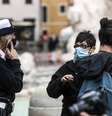Policiais fiscalizam uso de máscaras na Fontana di Trevi, centro histórico de Roma  Foto: ANSA / Ansa