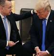 Donald Trump com o pastor cristão evangélico Andrew Brunson orando no Salão Oval em 2018. Brunson passou dois anos em uma prisão turca sob acusação de espionagem e terrorismo  Foto: Getty Images / BBC News Brasil
