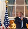 Trump remove a máscara para posar para fotos: presidente vem sendo criticado por menosprezar severidade da covid-19  Foto: EPA/KEN CEDENO / BBC News Brasil