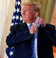 Presidente americano voltou a se reunir com assessores no Salão Oval nesta quarta, seis dias depois do diagnóstico positivo  Foto: Reuters / BBC News Brasil