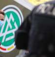 Policiais vigiam área em frente da sede da Federação Alemã de Futebol (DFB) , em Frankfurt
07/10/2020
REUTERS/Kai Pfaffenbach  Foto: Reuters