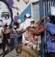Pessoas esperam em fila do lado de fora de agência da Caixa para receber o auxílio emergencial do governo durante a pandemia
27/04/2020
REUTERS/Ricardo Moraes  Foto: Reuters