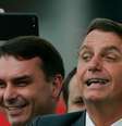 Jair e Flávio Bolsonaro: para pesquisador, ligação da família com as milícias vem principalmente dos funcionários de confiança e das pessoas com quem eles se relacionam  Foto: DW / Deutsche Welle