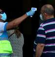 Homem tem sua temperatura checada no bairro de Vallecas, em Madri
29/09/2020
REUTERS/Sergio Perez  Foto: Reuters