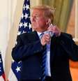 Presidente dos EUA, Donald Trump, tira máscara ao chegar à Casa Branca depois de ficar três dias internado em um hospital em tratamento da Covid-19
05/10/2020 REUTERS/Erin Scott  Foto: Reuters