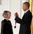 Louise Gluck recebe homenagem de Barack Obama em 2015  Foto: Gary Cameron / Reuters
