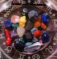 Pedras dos signos: descubra o cristal para se proteger e atrair positividade  Foto: Shutterstock | Arte: Larissa Sericava / Alto Astral