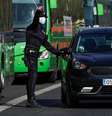Policial espanhol conversa com pessoas em um carro em um dos postos de controle em meio a um lockdown parcial em Madri
09/10/2020
REUTERS/Juan Medina  Foto: Reuters
