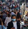 Pessoas com máscaras de proteção caminham em rua movimentada 

REUTERS/Gonzalo Fuentes  Foto: Reuters