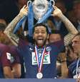 O lateral Daniel Alves, enquanto jogava pelo PSG, teve sua casa invadida na França  Foto: Reuters