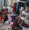 Piora no indicador pode elevar o percentual da população global nessas condições a 9,4%; acima, pessoas vivendo na pobreza no Camboja  Foto: Getty Images / BBC News Brasil
