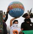 Ativistas participam da terceira edição do "Stop Bolsonaro Mundial" em frente ao Congresso Nacional, em Brasília, na manhã deste domingo, 11 de outubro   Foto: Dida Sampaio / Estadão