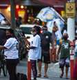 Campanha política toma cruzamento no Perequê em Ilhabela, SP, no fim desta tarde de terça-feira. Cabos eleitorais agitam bandeiras e distribuem santinhos aos transeuntes e motoristas.  Foto: Márcio Pannunzio/ Foto Arena / Estadão