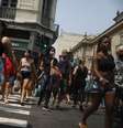 Pessoas caminham por rua de comércio popular no centro do Rio de Janeiro
07/10/2020
REUTERS/Pilar Olivares  Foto: Reuters
