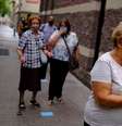 Voluntário aplica álcool em gel em idosa antes de ela se submeter a teste de detecção de Covid-19 em Barcelona
17/09/2020 REUTERS/Nacho Doce  Foto: Reuters