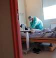 Médico trata de paciente com Covid-19 em hospital em Stains, na França
14/10/2020 REUTERS/Benoit Tessier  Foto: Reuters