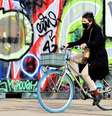 Mulher passeia de bicicleta por rua de Amsterdã, após governo holandês decretar novas medidas de combate ao coronavírus
14/10/2020
REUTERS/Piroschka van de Wouw  Foto: Reuters